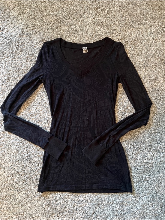 BKE Tops - BKE Black Long-Sleeve V-Neck Paisley Texture Top